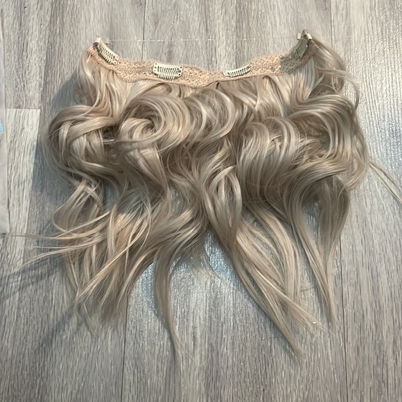 Platinum blonde synthetic extensions 14” - Picture 2 of 5